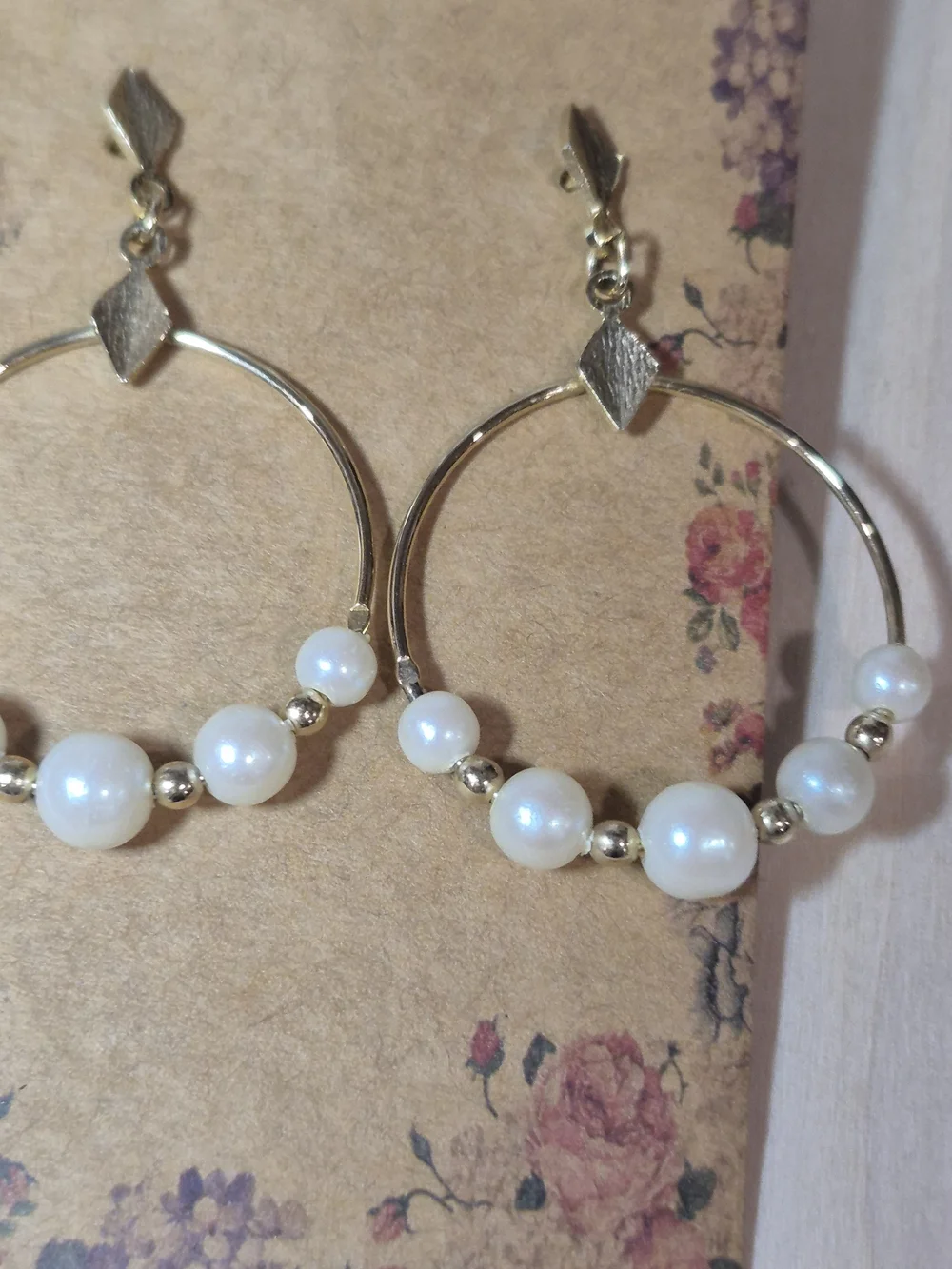 💛🤍NEW💛🤍 PRETTY!! Vintage Freshwater Pearl Gold Hoop Earrings